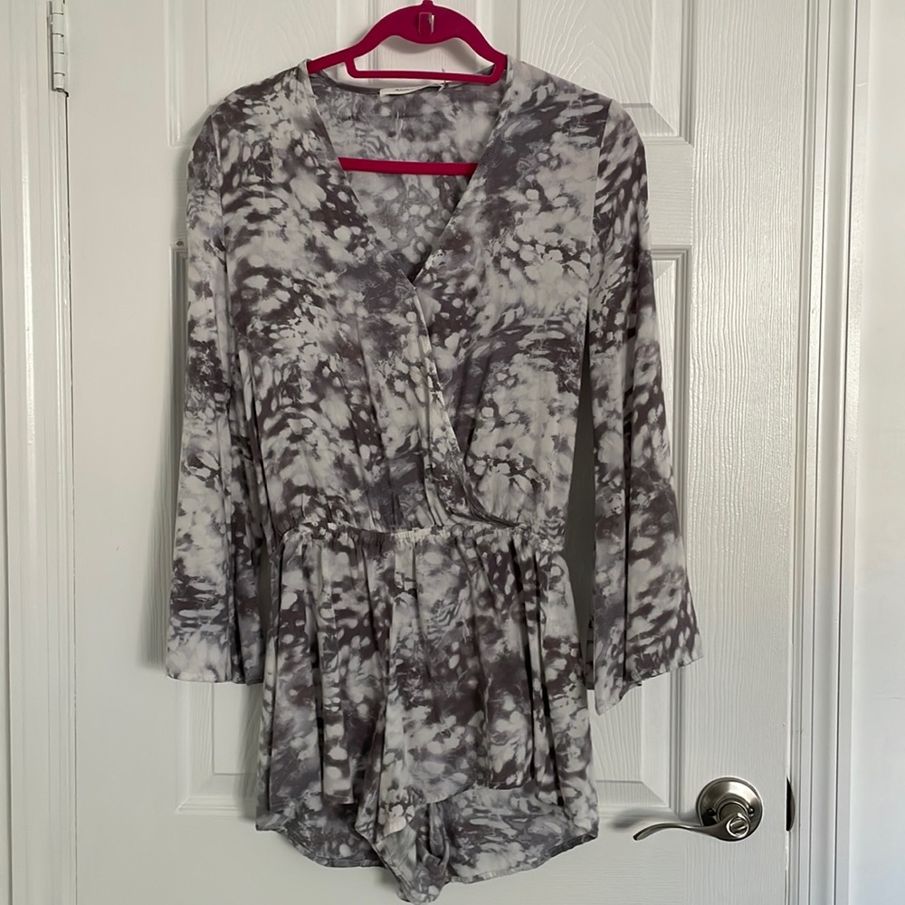 Mustard Seed gray/white print long sleeve romper shorts